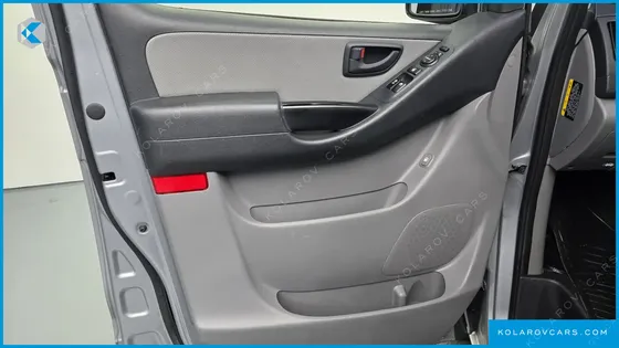 HYUNDAI STAREX 5-SEATER VAN
