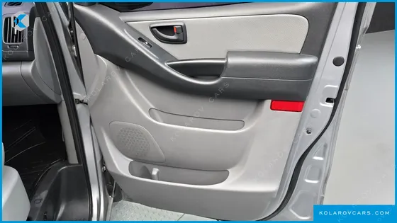 HYUNDAI STAREX 5-SEATER VAN