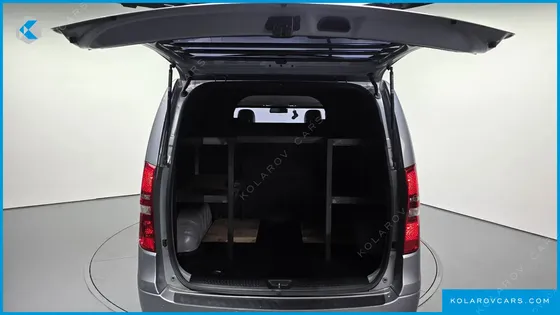 HYUNDAI STAREX 5-SEATER VAN