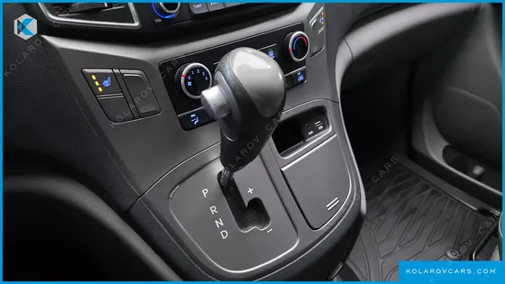 HYUNDAI STAREX 5-SEATER VAN