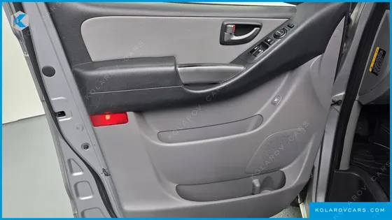 HYUNDAI STAREX 5-SEATER VAN