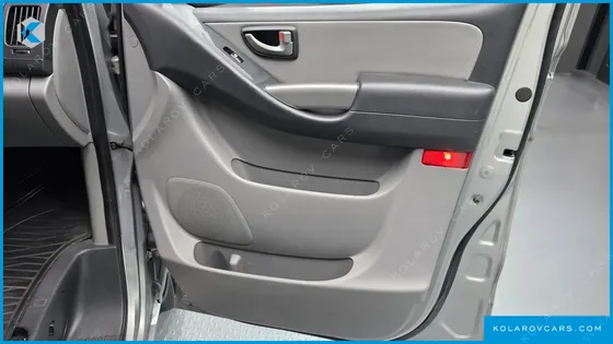 HYUNDAI STAREX 5-SEATER VAN