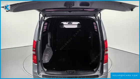 HYUNDAI STAREX 5-SEATER VAN
