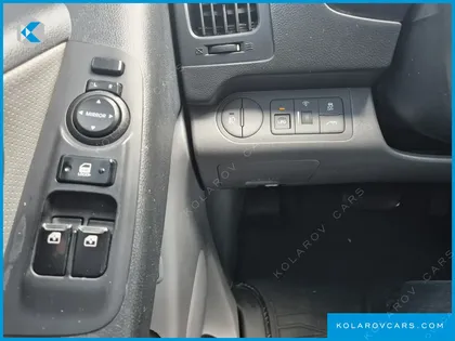 HYUNDAI STAREX 5-SEATER LPI VAN