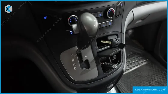 HYUNDAI STAREX 3-SEATER VAN