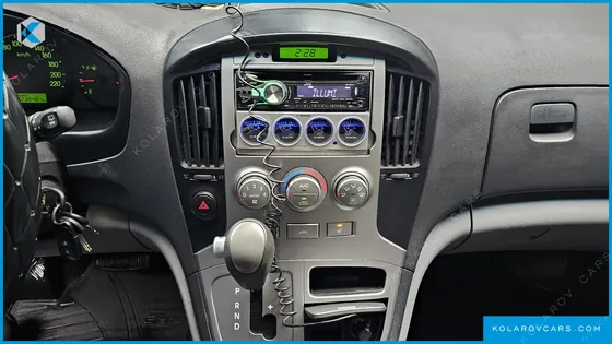 HYUNDAI STAREX 5-SEATER VAN