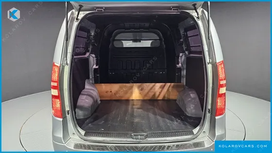 HYUNDAI STAREX 5-SEATER VAN