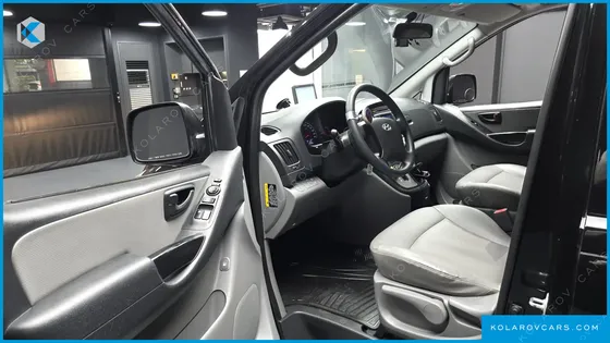 HYUNDAI STAREX 5-SEATER VAN