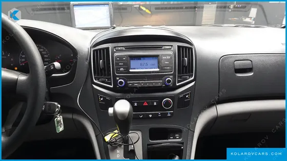 HYUNDAI STAREX 5-SEATER VAN
