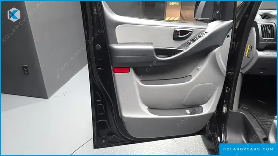 HYUNDAI STAREX 5-SEATER VAN