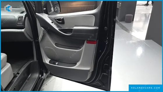 HYUNDAI STAREX 5-SEATER VAN