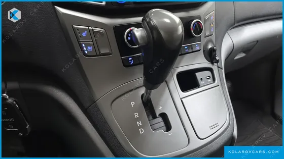 HYUNDAI STAREX 5-SEATER VAN