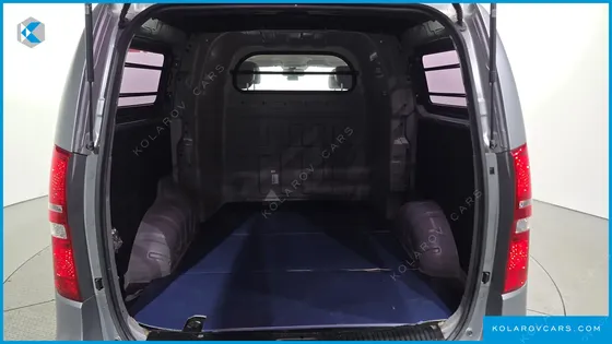HYUNDAI STAREX 5-SEATER VAN