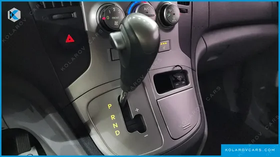 HYUNDAI STAREX 5-SEATER VAN