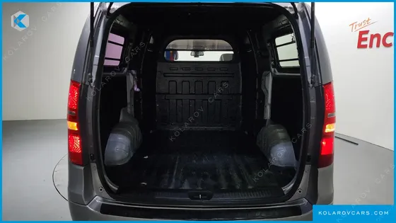 HYUNDAI STAREX 5-SEATER VAN