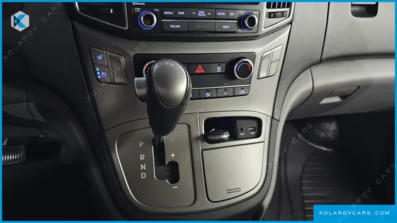 HYUNDAI STAREX 5-SEATER VAN