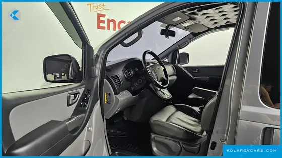 HYUNDAI STAREX 5-SEATER VAN