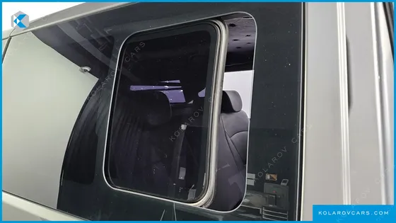 HYUNDAI STAREX 5-SEATER VAN