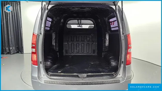 HYUNDAI STAREX 5-SEATER VAN