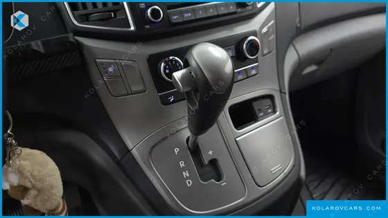 HYUNDAI STAREX 3-SEATER VAN