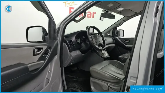 HYUNDAI STAREX 5-SEATER VAN