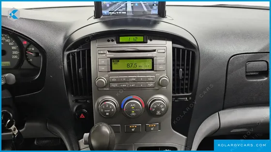 HYUNDAI STAREX 5-SEATER VAN
