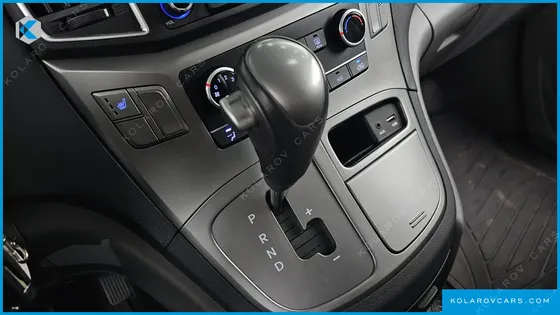 HYUNDAI STAREX VAN 3-SEATER