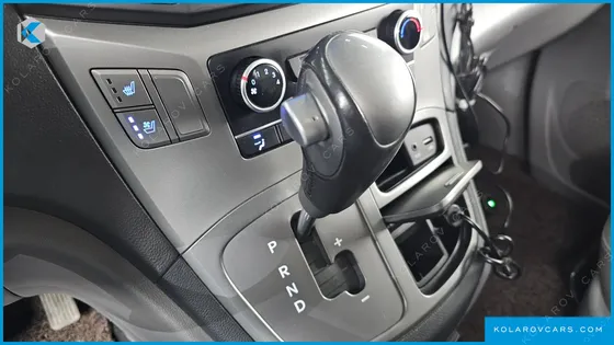 HYUNDAI STAREX VAN 5-SEATER