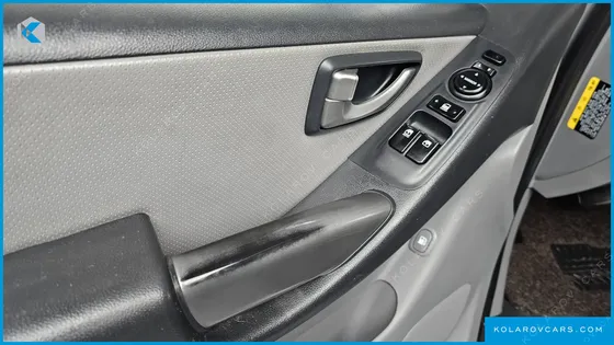 HYUNDAI STAREX VAN 5-SEATER