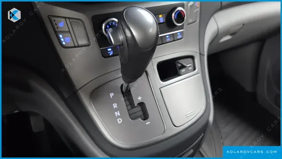 HYUNDAI STAREX VAN 3-SEATER