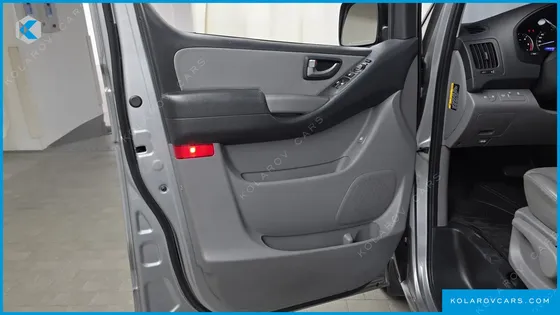 HYUNDAI STAREX VAN 3-SEATER