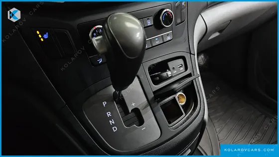 HYUNDAI STAREX VAN 5-SEATER