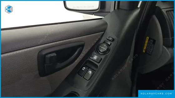 HYUNDAI STAREX VAN 5-SEATER