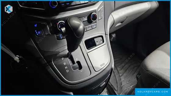 HYUNDAI STAREX VAN 5-SEATER
