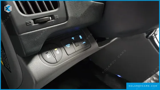 HYUNDAI STAREX VAN 5-SEATER