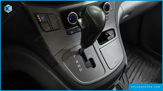 HYUNDAI STAREX VAN 3-SEATER