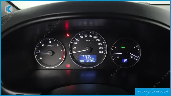 HYUNDAI STAREX VAN 5-SEATER