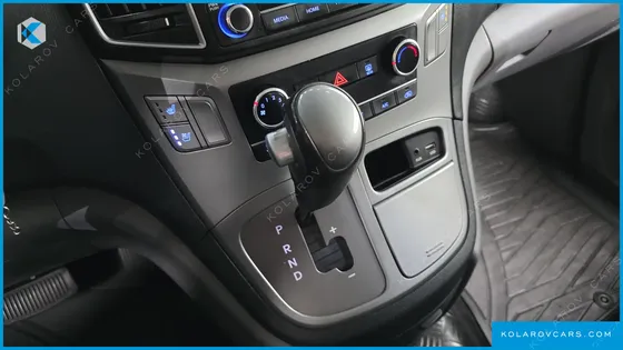 HYUNDAI STAREX VAN 5-SEATER