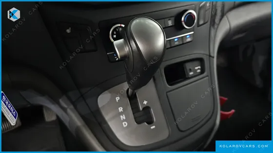 HYUNDAI STAREX VAN 5-SEATER