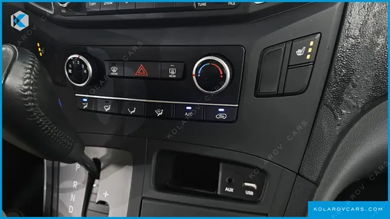 HYUNDAI STAREX VAN 5-SEATER