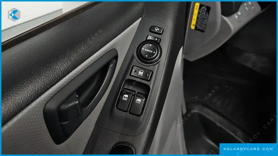 HYUNDAI STAREX VAN 5-SEATER