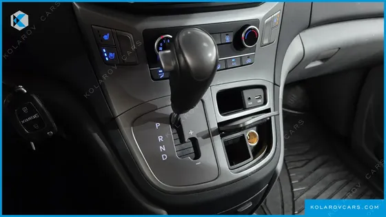 HYUNDAI STAREX VAN 3-SEATER