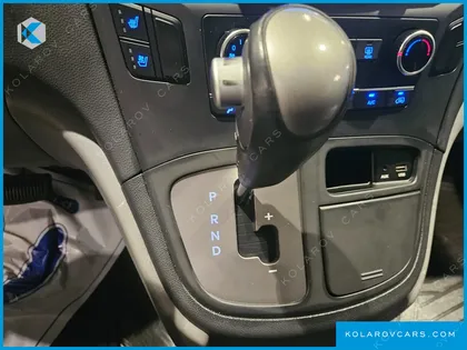 HYUNDAI STAREX VAN 5-SEATER