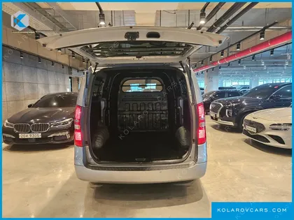HYUNDAI STAREX VAN 5-SEATER
