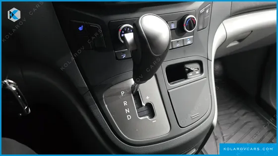 HYUNDAI STAREX VAN 5-SEATER