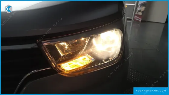 HYUNDAI STAREX VAN 5-SEATER