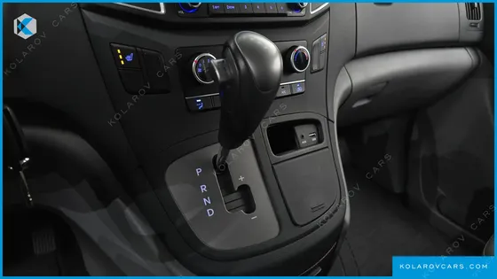 HYUNDAI STAREX VAN 5-SEATER