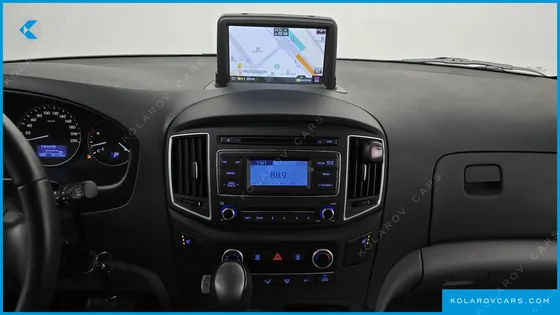 HYUNDAI STAREX VAN 5-SEATER