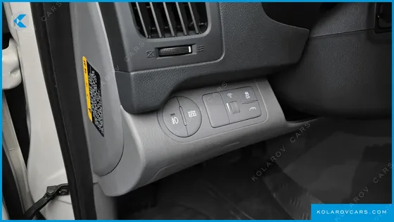HYUNDAI STAREX VAN 5-SEATER
