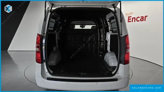 HYUNDAI STAREX VAN 5-SEATER